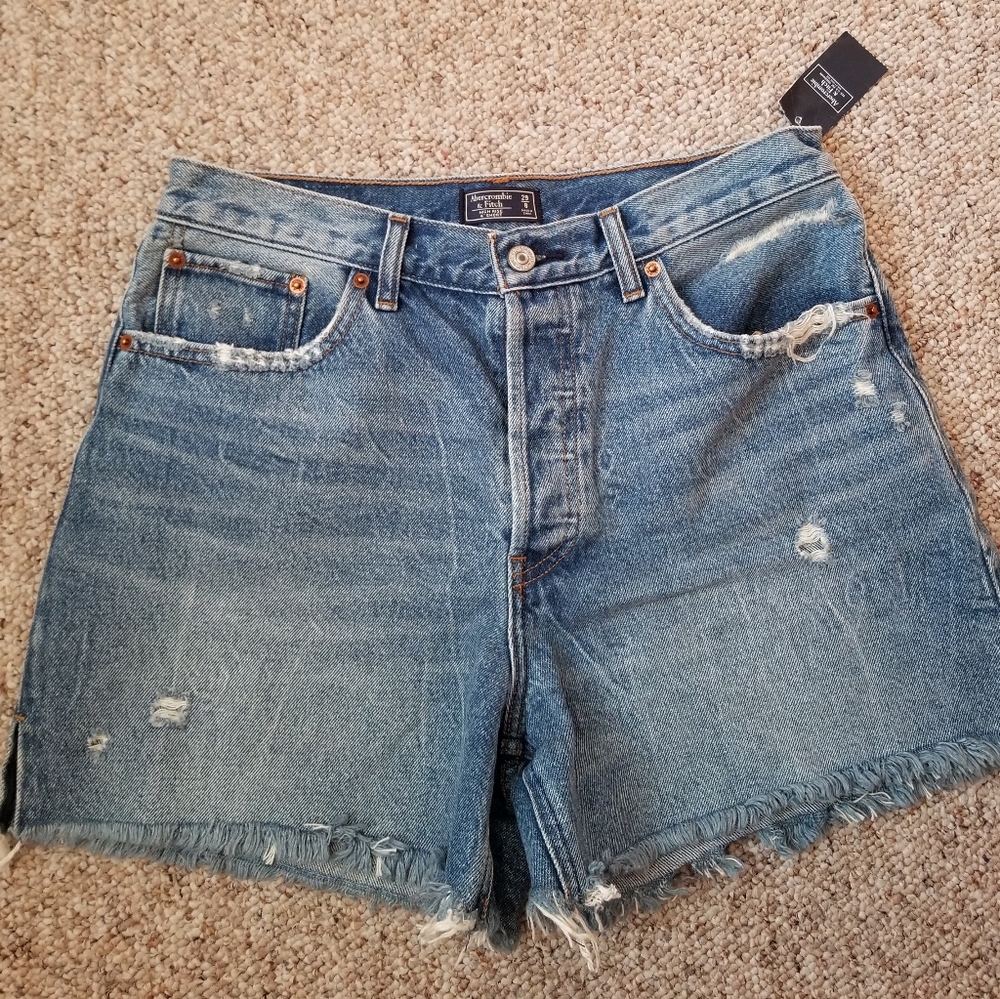 NWT Abercrombie Jean mom shorts, Size 8